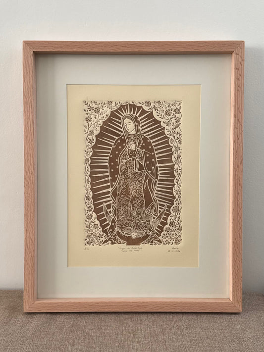 Virgen de Guadalupe entre las rosas