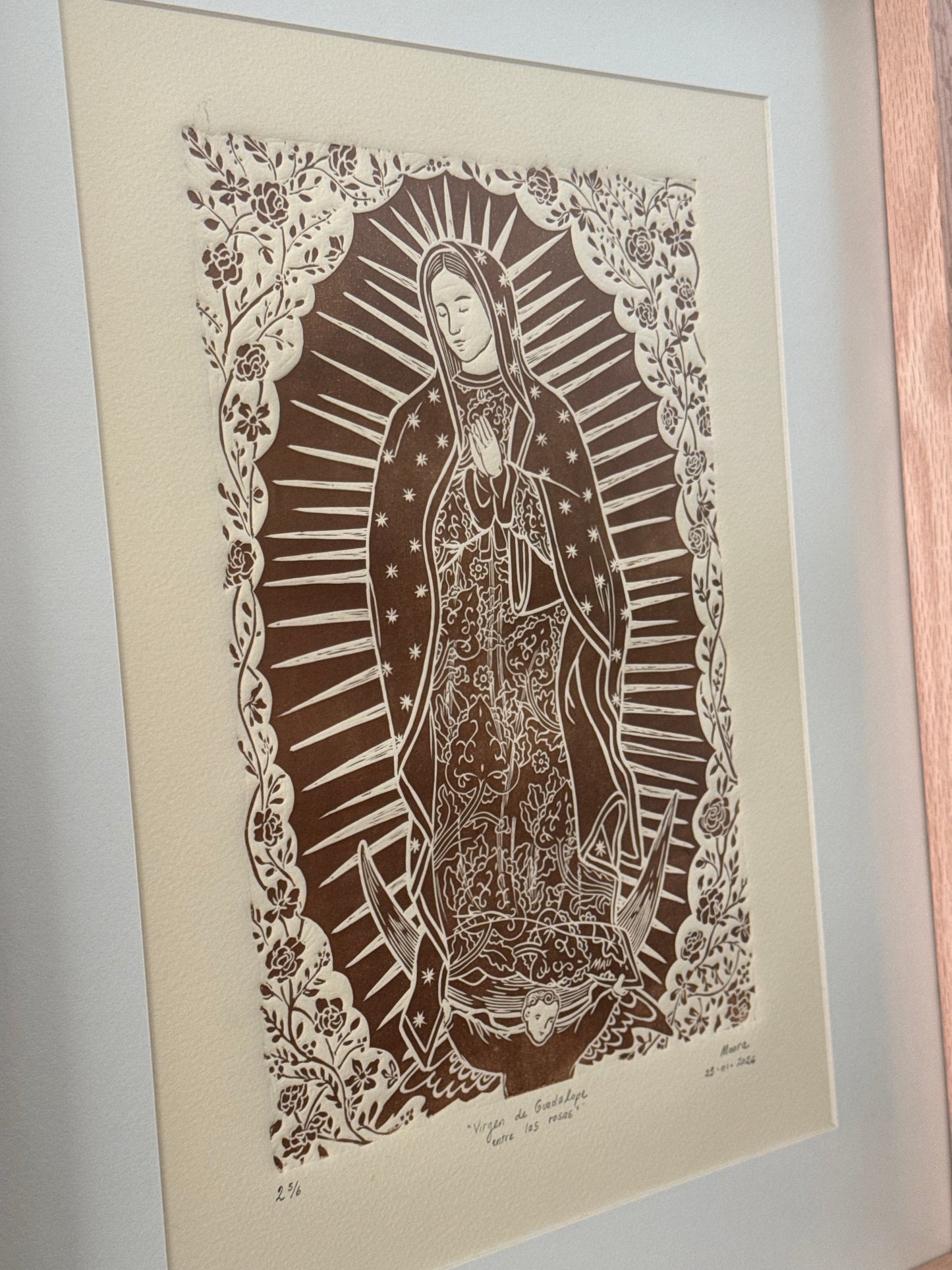 Virgen de Guadalupe entre las rosas